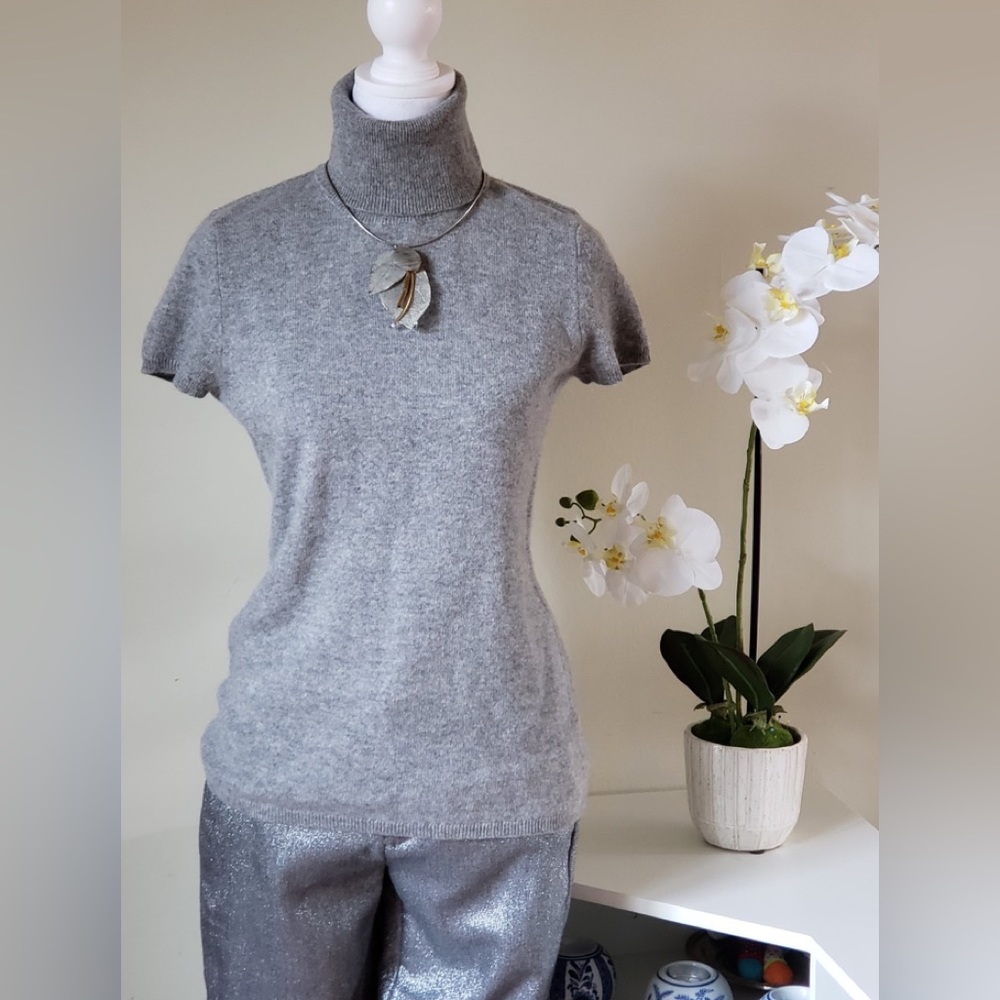 NWOT Saks fifth avenue 100%cashmere  cap sleeve Turtle neck sweater